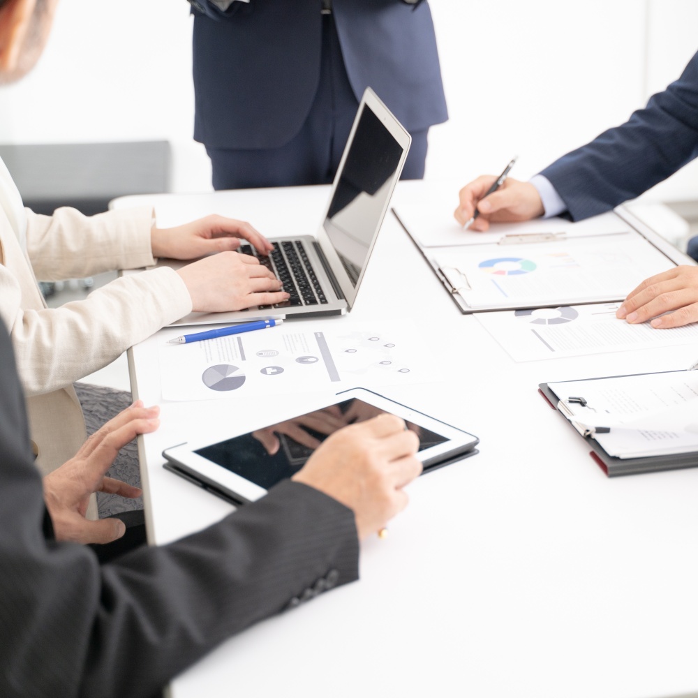 多様な世代の複数のビジネスマンミーティング